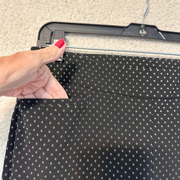 Chicos Black White Polka Dot Pull-On Straight Leg Ankle Pants Women Size 0P(6P) - Picture 3 of 11